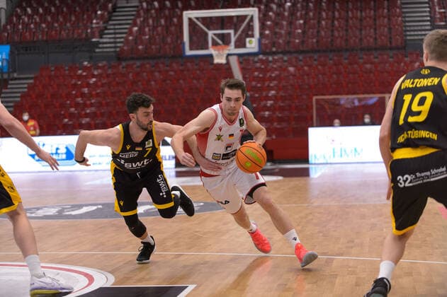 Besnik BEKTESHI (7 Tigers Tuebingen), Adrian BREITLAUCH (7 Artland Dragons Quakenbrueck) ; Artland Dragons Quakenbrück vs Tigers Tübingen, Basketball, 2. Bundesliga ProA, 03.04.2021, 29. Spieltag, Saison 2020 2021 ; Copyright: xErikxHillmer EIBNERx EP_ehr Artland Dragons Quakenbrück vs Tigers Tübingen, Basketball, 2. Bundesliga ProA, 03.04.2021, 29. Spieltag, Saison 2020 2021 Quakenbrück Copyright: xErikxHillmer EIBNERx EP_ehr
