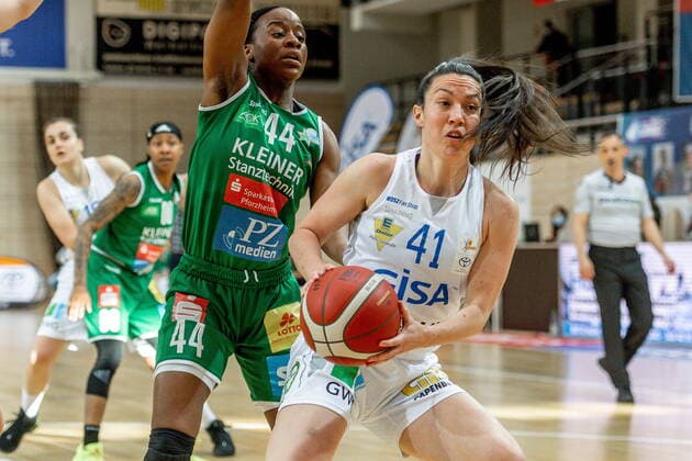 Eilidh Simpson (41, GISA Lions SV Halle) gegen Emmanuella Kalambaie Mayombo (Keltern) GISA Lions SV Halle vs. Rutronik Stars Keltern Basketball - 1. Bundesliga - 2. Playoff Spiel ERDGAS Sportarena Halle (Saale) 03.04.2021 Foto: Holger John Sachsen-Anhalt Deutschland ERDGAS Sportarena Halle Saale