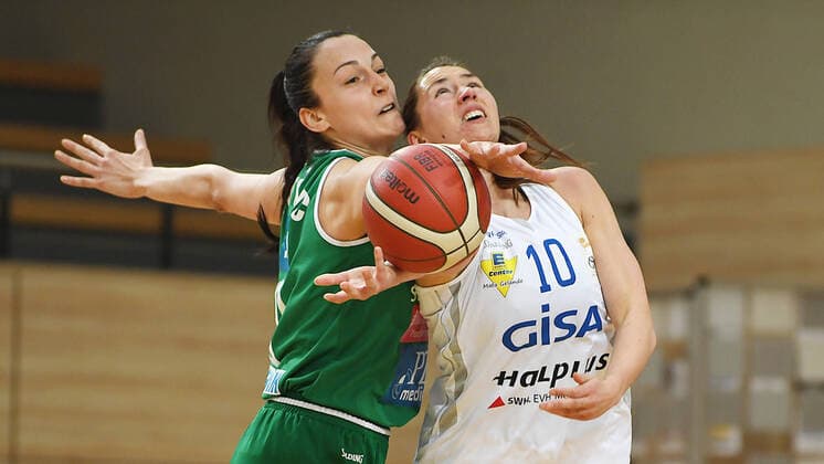 Basketball, 1. Bundesliga Frauen, Saison 2020 2021, 2. Playoffspiel GISA Lions SV Halle vs. Rutronik Stars Keltern (03.04.2021) Zweikampf um den Ball zwischen Andrijana Cvitkovic (Center Keltern, Nummer 10) und Barbora Kasparkowa (Forward-Center Lions Halle, Rueckennummer 10) (re.) beim Spiel Halle gegen Keltern (03.04.2021) Halle (Saale) Sachsen-Anhalt Deutschland Erdgas Arena
