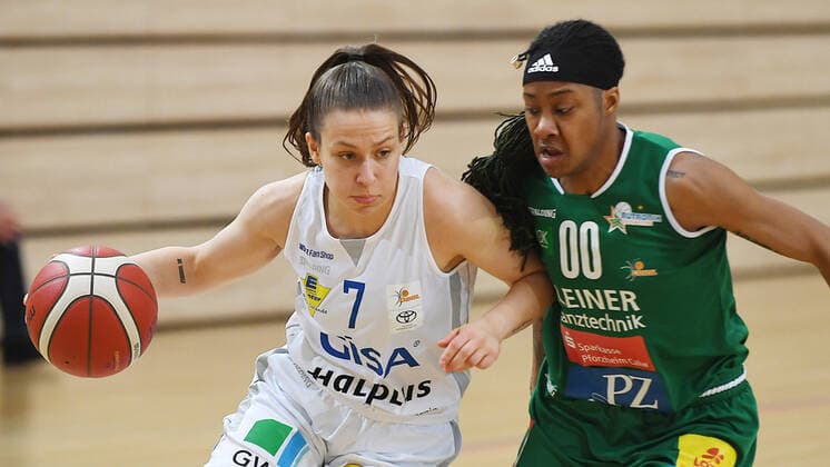Basketball, 1. Bundesliga Frauen, Saison 2020 2021, 2. Playoffspiel GISA Lions SV Halle vs. Rutronik Stars Keltern (03.04.2021) Zweikampf um den Ball zwischen Laura Schinkel (Guard Lions Halle, Rueckennummer 7) (li.) und Jasmine Thomas (Point guard Keltern, Nummer 00) (re.) beim Spiel Halle gegen Keltern (03.04.2021) Halle (Saale) Sachsen-Anhalt Deutschland Erdgas Arena