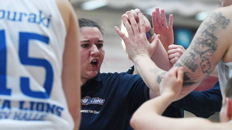 Basketball, 1. Bundesliga Frauen, Saison 2020 2021, 2. Playoffspiel GISA Lions SV Halle vs. Rutronik Stars Keltern (03.04.2021) Ansprache Sandra Rosanke (Trainerin Gisa Lions Halle) in einer Auszeit beim Spiel Halle gegen Keltern (03.04.2021) Halle (Saale) Sachsen-Anhalt Deutschland Erdgas Arena