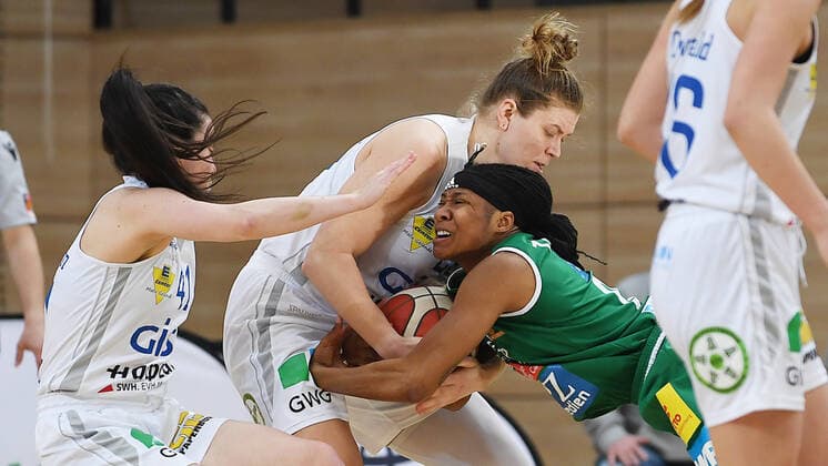 Basketball, 1. Bundesliga Frauen, Saison 2020 2021, 2. Playoffspiel GISA Lions SV Halle vs. Rutronik Stars Keltern (03.04.2021) Zweikampf um den Ball zwischen Eilidh Simpson (Guard Lions Halle, Rueckennummer 41), Klaudia Grudzien (Forward Lions Halle, Rueckennummer 23), Jasmine Thomas (Point guard Keltern, Nummer 00) beim Spiel Halle gegen Keltern (03.04.2021) Halle (Saale) Sachsen-Anhalt Deutschland Erdgas Arena