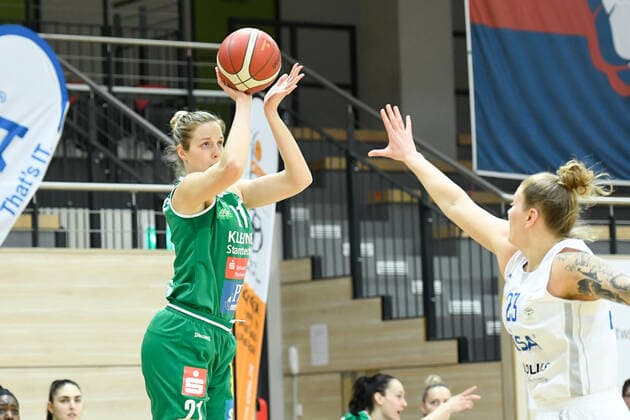 Halle, Deutschland 03. April 2021: 1.BBL - Damen - Play Off - 2020 2021 - Gisa Lions SV Halle vs. Rutronik Stars Keltern v.li. Alexandria Elizabeth Kiss-Rusk (Keltern) und Klaudia Grudzien (Halle) Erdgas Sportarena Sachsen Anhalt Copyright: xFotostandx xxBallaschx