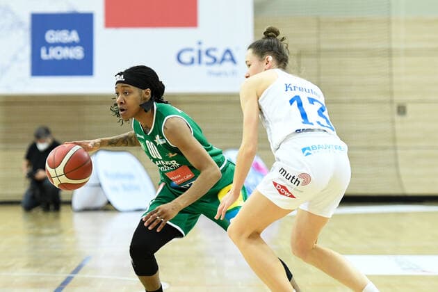 Halle, Deutschland 03. April 2021: 1.BBL - Damen - Play Off - 2020 2021 - Gisa Lions SV Halle vs. Rutronik Stars Keltern v. li. im Zweikampf Jasmine Monique Thomas (Keltern) und Charlotte Kreuter (Halle) Erdgas Sportarena Sachsen Anhalt Copyright: xFotostandx xxBallaschx