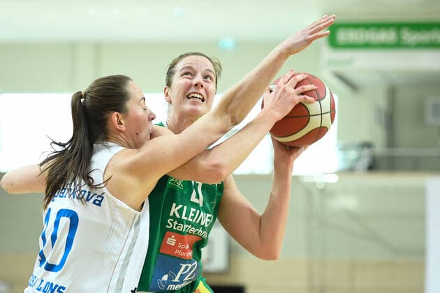 Halle, Deutschland 03. April 2021: 1.BBL - Damen - Play Off - 2020 2021 - Gisa Lions SV Halle vs. Rutronik Stars Keltern v. li. im Zweikampf Barbora Kasparkova (Halle) und Harriet Belobi Nawezhi (Keltern) Erdgas Sportarena Sachsen Anhalt Copyright: xFotostandx xxBallaschx