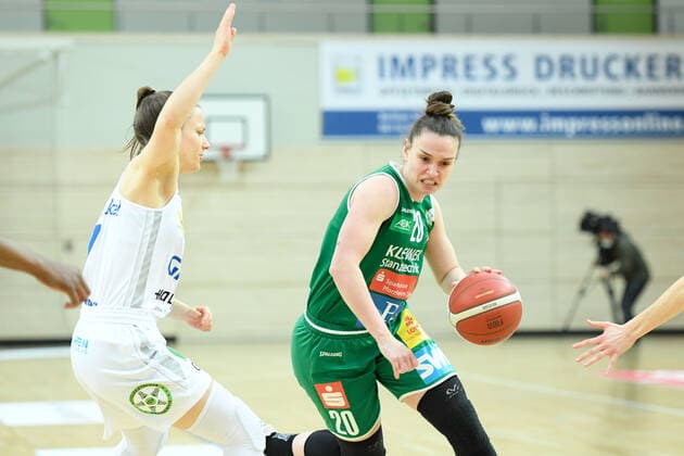 Halle, Deutschland 03. April 2021: 1.BBL - Damen - Play Off - 2020 2021 - Gisa Lions SV Halle vs. Rutronik Stars Keltern v.li. Laura Schinkel (Halle) und Sanja Mandic (Keltern) Erdgas Sportarena Sachsen Anhalt Copyright: xFotostandx xxBallaschx