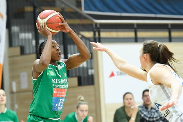 Halle, Deutschland 03. April 2021: 1.BBL - Damen - Play Off - 2020 2021 - Gisa Lions SV Halle vs. Rutronik Stars Keltern v.li. Emmanuella Mayombo (Keltern) und Barbora Kasparkova (Halle) Erdgas Sportarena Sachsen Anhalt Copyright: xFotostandx xxBallaschx