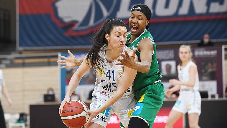 Basketball, 1. Bundesliga Frauen, Saison 2020 2021, 2. Playoffspiel GISA Lions SV Halle vs. Rutronik Stars Keltern (03.04.2021) Zweikampf um den Ball zwischen Eilidh Simpson (Guard Lions Halle, Rueckennummer 41) (li.) und Jasmine Thomas (Point guard Keltern, Nummer 00) (re.) beim Spiel Halle gegen Keltern (03.04.2021) Halle (Saale) Sachsen-Anhalt Deutschland Erdgas Arena