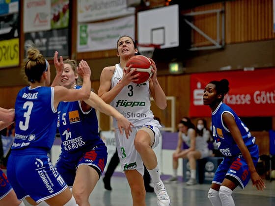 GSD zje123 1 Damen Basketball Bundesliga Flippo Baskets BG 74 - BC Pharmaserv Marburg Göttingens Ivana Blazevic (am Ball) gegem Marburgs Alexandra Wilke (links), Maria-Angelina Sola und Tonisha Baker (rechts)
