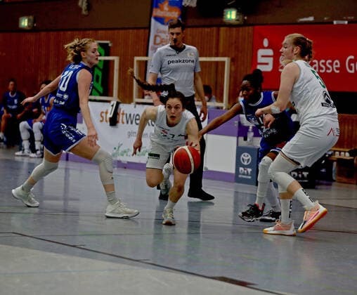 GSD zje123 1 Damen Basketball Bundesliga Flippo Baskets BG 74 - BC Pharmaserv Marburg Göttingens Jennifer Crowder (am Ball) gegem Marburgs Hanna Marie Crymble