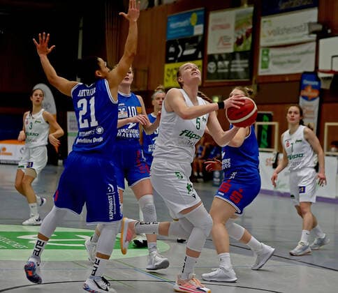 GSD zje123 1 Damen Basketball Bundesliga Flippo Baskets BG 74 - BC Pharmaserv Marburg Göttingens Samantha Roscoe (am Ball) gegem Marburgs Rachel Arthur (links)