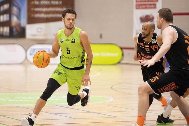 Christian Oshita (Ehingen Urpsing, 5) Kevin Bryant (Wiha Panthers Schwenningen, 44) Ehingen Urspring - Wiha Panthers Schwenningen, Basketball, 2. Bundesliga, Barmer 2 Basketball, Spieltag 12, Spielzeit 2020 2021, 03.04.2021 Ehingen Urspring - Wiha Panthers Schwenningen, Basketball, 2. Bundesliga, Barmer 2 Basketball, Spieltag 12, Spielzeit 2020 2021, 03.04.2021 Ehingen Copyright: xNinaxSander xEibnerxPressefotoxIx EP_NSR