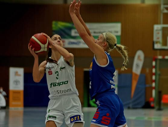 GSD zje123 1 Damen Basketball Bundesliga Flippo Baskets BG 74 - BC Pharmaserv Marburg Göttingens Ivana Blazevic (am Ball) gegem Marburgs Marie Bertholdt