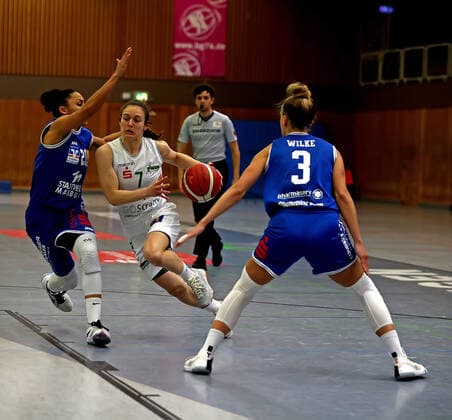 GSD zje123 1 Damen Basketball Bundesliga Flippo Baskets BG 74 - BC Pharmaserv Marburg Göttingens Jennifer Crowder (am Ball) gegem Marburgs Rachel Arthur und Alexandra Wilke (rechts)