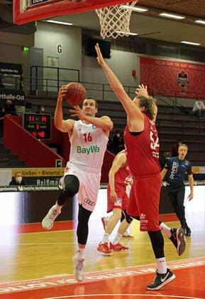 03.04.2021, xovx, Basketball BBL, JobStairs Gießen 46ers - FC Bayern München v.l. Paul Zipser (FC Bayern München), John Bryant (Gießen 46ers) emspor Gießen