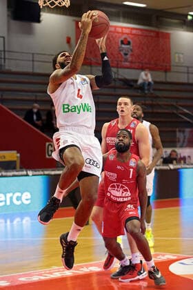 03.04.2021, xovx, Basketball BBL, JobStairs Gießen 46ers - FC Bayern München v.l. Dennis Jerome Seeley (FC Bayern München), Jonathan Stark (Gießen 46ers), Scottie James Jr. (Gießen 46ers) emspor Gießen