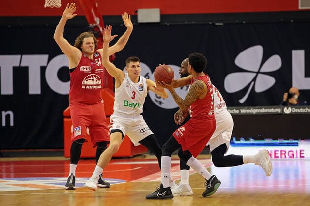 03.04.2021, xovx, Basketball BBL, JobStairs Gießen 46ers - FC Bayern München v.l. John Bryant (Gießen 46ers), David Krämer (FC Bayern München), Diante Garrett (Gießen 46ers), James Gist (FC Bayern München) emspor Gießen