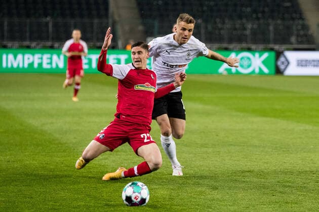1. Fussball Bundesliga; Borussia Moenchengladbach - SC Freiburg; 03.04.2021 Roland Sallai (SC Freiburg, 22), Jordan Beyer (Borussia Moenchengladbach, 15) 1. Fussball Bundesliga, Borussia Moenchengladbach - SC Freiburg, Moenchengladbach, BORUSSIA-PARK DFL REGULATIONS PROHIBIT ANY USE OF PHOTOGRAPHS AS IMAGE SEQUENCES AND OR QUASI-VIDEO. *** 1 Football Bundesliga Borussia Moenchengladbach SC Freiburg 03 04 2021 Roland Sallai SC Freiburg, 22 , Jordan Beyer Borussia Moenchengladbach, 15 1 Football Bundesliga, Borussia Moenchengladbach SC Freiburg, Moenchengladbach, BORUSSIA PARK DFL REGULATES PROHIBIT ANY USE OF PHOTOGRAPHS AS IMAGE SEQUENCES AND OR QUASI VIDEO Copyright: xBEAUTIFULxSPORTS Wunderlx