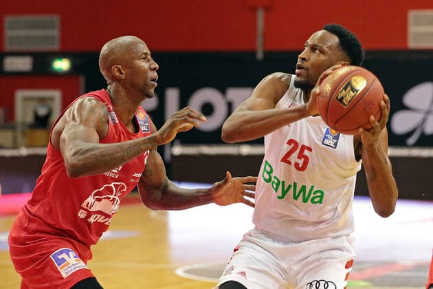 03.04.2021, xovx, Basketball BBL, JobStairs Gießen 46ers - FC Bayern München v.l. Brandon Bowman (Gießen 46ers), JaJuan Johnson (FC Bayern München) emspor Gießen