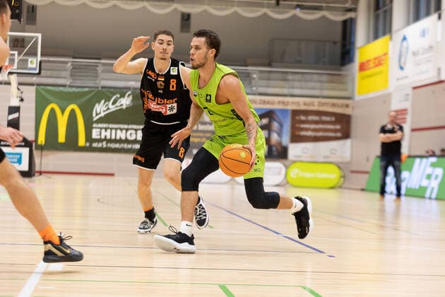 Felix Edwardsson (Wiha Panthers Schwenningen, 8) Christian Oshita (Ehingen Urspring, 5) Ehingen Urspring - Wiha Panthers Schwenningen, Basketball, 2. Bundesliga, Barmer 2 Basketball, Spieltag 12, Spielzeit 2020 2021, 03.04.2021 Ehingen Urspring - Wiha Panthers Schwenningen, Basketball, 2. Bundesliga, Barmer 2 Basketball, Spieltag 12, Spielzeit 2020 2021, 03.04.2021 Ehingen Copyright: xNinaxSander xEibnerxPressefotoxIx EP_NSR