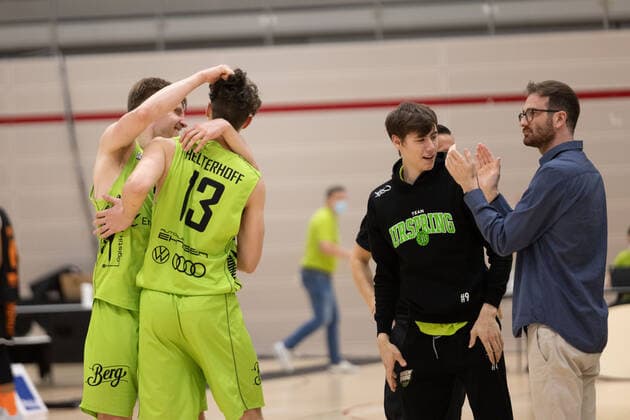 Kevin Strangmeyer (Ehingen Urspring, 22) Helterhoff (Ehingen Urspring, 13) Ehingen Urspring - Wiha Panthers Schwenningen, Basketball, 2. Bundesliga, Barmer 2 Basketball, Spieltag 12, Spielzeit 2020 2021, 03.04.2021 Ehingen Urspring - Wiha Panthers Schwenningen, Basketball, 2. Bundesliga, Barmer 2 Basketball, Spieltag 12, Spielzeit 2020 2021, 03.04.2021 Ehingen Copyright: xNinaxSander xEibnerxPressefotoxIx EP_NSR