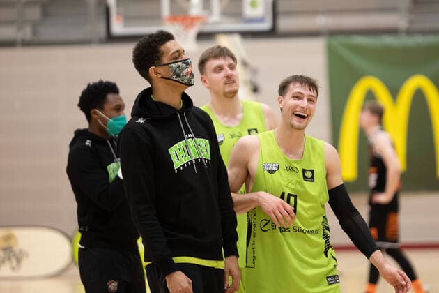 Jack Pagenkopf (Ehingen Urspring, 10) feiert den Sieg Ehingen Urspring - Wiha Panthers Schwenningen, Basketball, 2. Bundesliga, Barmer 2 Basketball, Spieltag 12, Spielzeit 2020 2021, 03.04.2021 Ehingen Urspring - Wiha Panthers Schwenningen, Basketball, 2. Bundesliga, Barmer 2 Basketball, Spieltag 12, Spielzeit 2020 2021, 03.04.2021 Ehingen Copyright: xNinaxSander xEibnerxPressefotoxIx EP_NSR
