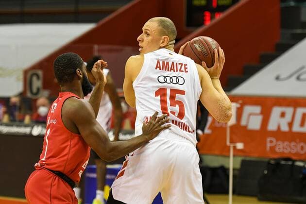 Jonathan Stark, Robin Amaize 26. Spieltag, Basketball Bundesliga, Basketball Saison 2020 2021, Deutschland, easyCredit BBL, Germany, Giessen 46ers, giessen rot, Herren, Jobstairs GIESSEN 46ers - FC Bayern München, Männer, München in weiß