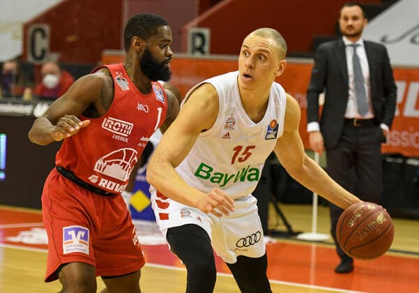 Jonathan Stark, Robin Amaize 26. Spieltag, Basketball Bundesliga, Basketball Saison 2020 2021, Deutschland, easyCredit BBL, Germany, Giessen 46ers, giessen rot, Herren, Jobstairs GIESSEN 46ers - FC Bayern München, Männer, München in weiß