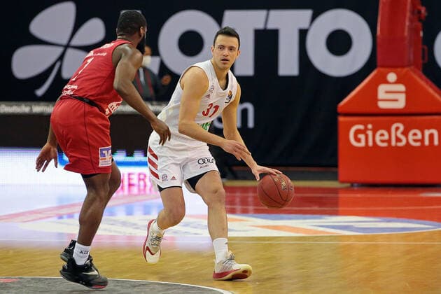 03.04.2021, xovx, Basketball BBL, JobStairs Gießen 46ers - FC Bayern München v.l. Jonathan Stark (Gießen 46ers), Zan Mark Sisko (FC Bayern München) emspor Gießen