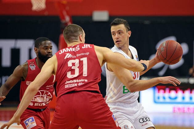 03.04.2021, xovx, Basketball BBL, JobStairs Gießen 46ers - FC Bayern München v.l. Jonathan Stark (Gießen 46ers), Scottie James Jr. (Gießen 46ers), Zan Mark Sisko (FC Bayern München) emspor Gießen