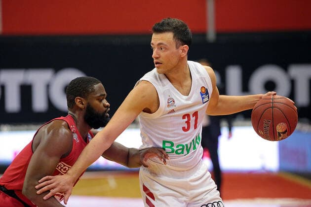 03.04.2021, xovx, Basketball BBL, JobStairs Gießen 46ers - FC Bayern München v.l. Jonathan Stark (Gießen 46ers), Zan Mark Sisko (FC Bayern München) emspor Gießen