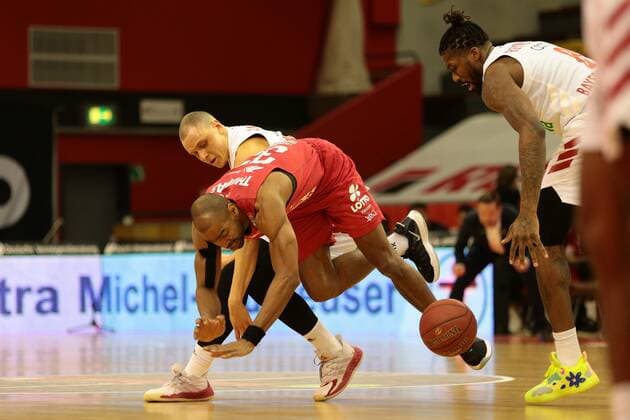 Brandon Thomas (Giessen) im Zweikampf mit Robin Amaize (Muenchen) Jobstairs Giessen 46ers vs FC Bayern Muenchen, Basketball, easyCredit BBL, 03.04.2021 Jobstairs Giessen 46ers vs FC Bayern Muenchen, Basketball, easyCredit BBL, 03.04.2021 Giessen Copyright: xEibner-Pressefotox EP_RWS