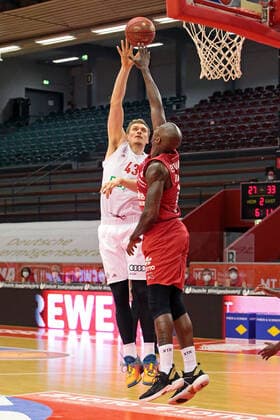03.04.2021, xovx, Basketball BBL, JobStairs Gießen 46ers - FC Bayern München v.l. Leon Radosevic (FC Bayern München), Brandon Bowman (Gießen 46ers) emspor Gießen