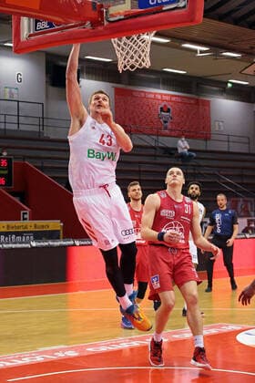 03.04.2021, xovx, Basketball BBL, JobStairs Gießen 46ers - FC Bayern München v.l. Leon Radosevic (FC Bayern München), Scottie James Jr. (Gießen 46ers) emspor Gießen