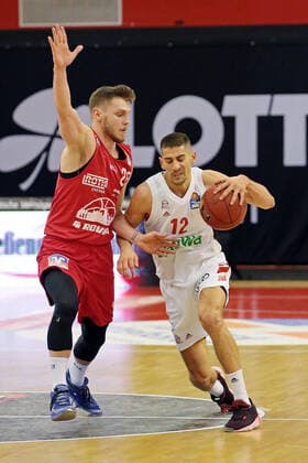 03.04.2021, xovx, Basketball BBL, JobStairs Gießen 46ers - FC Bayern München v.l. Ferdinand Zylka (Gießen 46ers), Diego Flaccadori (FC Bayern München) emspor Gießen