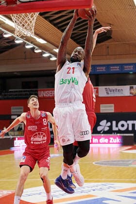 03.04.2021, xovx, Basketball BBL, JobStairs Gießen 46ers - FC Bayern München v.l. Alen Pjanic (Gießen 46ers), James Gist (FC Bayern München), Ferdinand Zylka (Gießen 46ers) emspor Gießen
