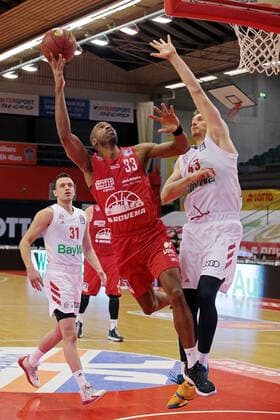 03.04.2021, xovx, Basketball BBL, JobStairs Gießen 46ers - FC Bayern München v.l. Zan Mark Sisko (FC Bayern München), Brandon Thomas (Gießen 46ers), Leon Radosevic (FC Bayern München) emspor Gießen