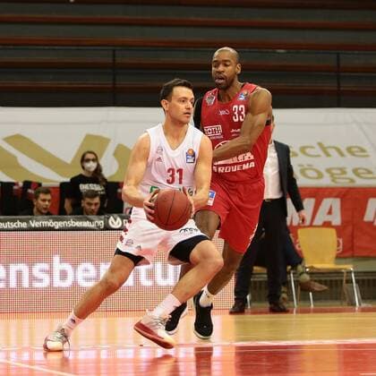 Jan Sisko (Muenchen) gegen Brandon Thomas (Giessen) Jobstairs Giessen 46ers vs FC Bayern Muenchen, Basketball, easyCredit BBL, 03.04.2021 Jobstairs Giessen 46ers vs FC Bayern Muenchen, Basketball, easyCredit BBL, 03.04.2021 Giessen Copyright: xEibner-Pressefotox EP_RWS