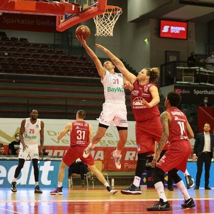 Jan Sisko (Muenchen) im Zweikampf mit John Bryant (Giessen) am Korb Jobstairs Giessen 46ers vs FC Bayern Muenchen, Basketball, easyCredit BBL, 03.04.2021 Jobstairs Giessen 46ers vs FC Bayern Muenchen, Basketball, easyCredit BBL, 03.04.2021 Giessen Copyright: xEibner-Pressefotox EP_RWS