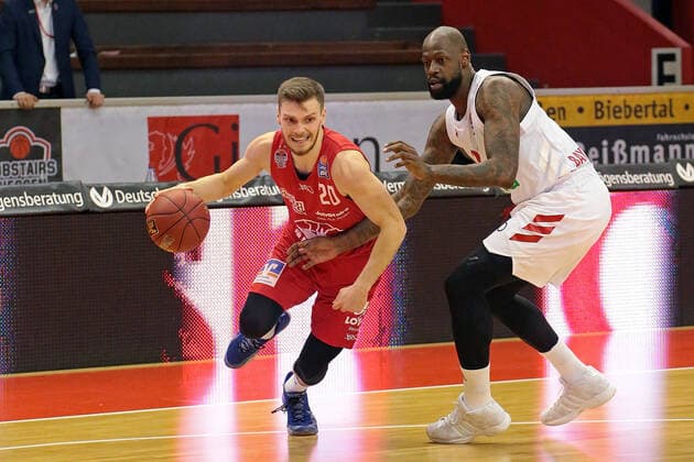 03.04.2021, xovx, Basketball BBL, JobStairs Gießen 46ers - FC Bayern München v.l. Ferdinand Zylka (Gießen 46ers), James Gist (FC Bayern München) emspor Gießen