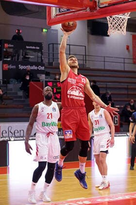 03.04.2021, xovx, Basketball BBL, JobStairs Gießen 46ers - FC Bayern München v.l. James Gist (FC Bayern München), Ferdinand Zylka (Gießen 46ers), Zan Mark Sisko (FC Bayern München) emspor Gießen