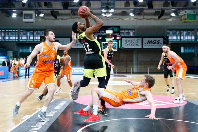 26. Spieltag der easyCredit BBL Basketball Bundesliga am 03.April 2021in der Oberfrankenhalle in Bayreuth Bayern Deutschland Saison 2020-2021 Medi Bayreuth gegen RASTA Vechta Lazeric Jones (Medi Bayreuth 12) mitte Jannes Hundt ( RASTA Vechta 20) rechts Will Vorhees ( RASTA Vechta 41) links