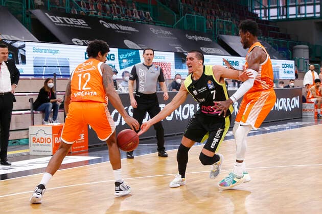 26. Spieltag der easyCredit BBL Basketball Bundesliga am 03.April 2021in der Oberfrankenhalle in Bayreuth Bayern Deutschland Saison 2020-2021 Medi Bayreuth gegen RASTA Vechta Philip Jalalpoor (Medi Bayreuth 7) mitte Edgar Sosa ( RASTA Vechta 12) links