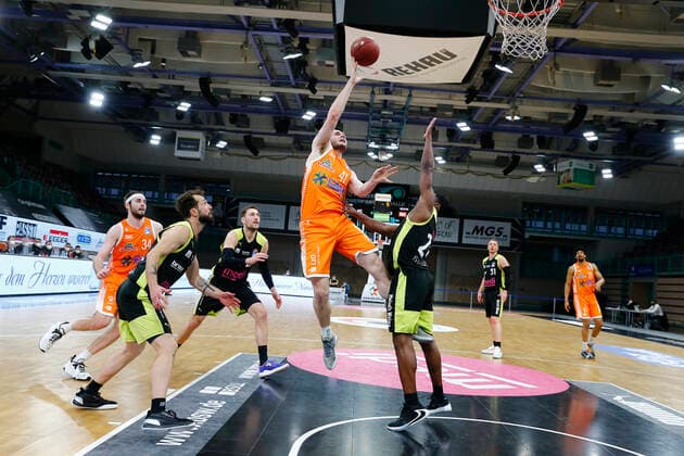 Sport Bilder des Tages 26. Spieltag der easyCredit BBL Basketball Bundesliga am 03.April 2021in der Oberfrankenhalle in Bayreuth Bayern Deutschland Saison 2020-2021 Medi Bayreuth gegen RASTA Vechta Frank Bartley (Medi Bayreuth 24) rechts Will Vorhees ( RASTA Vechta 41) links