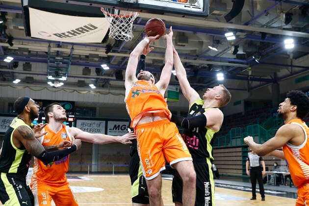 26. Spieltag der easyCredit BBL Basketball Bundesliga am 03.April 2021in der Oberfrankenhalle in Bayreuth Bayern Deutschland Saison 2020-2021 Medi Bayreuth gegen RASTA Vechta Osvaldas Olisevicius (Medi Bayreuth 31) rechts Jesse Hunt ( RASTA Vechta 34) links