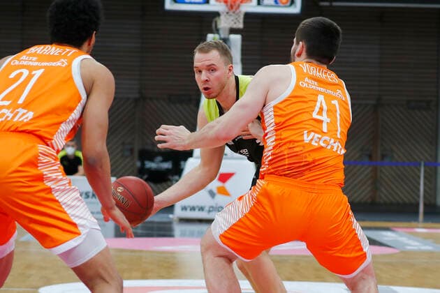 26. Spieltag der easyCredit BBL Basketball Bundesliga am 03.April 2021in der Oberfrankenhalle in Bayreuth Bayern Deutschland Saison 2020-2021 Medi Bayreuth gegen RASTA Vechta Osvaldas Olisevicius (Medi Bayreuth 31) mitte Will Vorhees ( RASTA Vechta 41) rechts