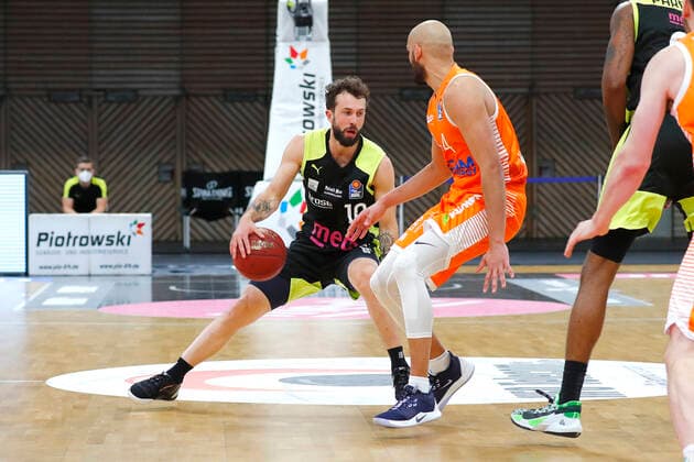 26. Spieltag der easyCredit BBL Basketball Bundesliga am 03.April 2021in der Oberfrankenhalle in Bayreuth Bayern Deutschland Saison 2020-2021 Medi Bayreuth gegen RASTA Vechta Bastian Doreth (Medi Bayreuth 10) links Stefan Peno ( RASTA Vechta 4) rechts