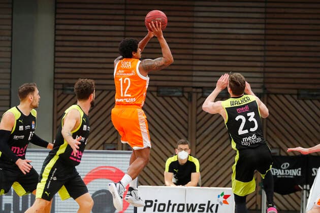 26. Spieltag der easyCredit BBL Basketball Bundesliga am 03.April 2021in der Oberfrankenhalle in Bayreuth Bayern Deutschland Saison 2020-2021 Medi Bayreuth gegen RASTA Vechta David Walker (Medi Bayreuth23) rechts Edgar Sosa ( RASTA Vechta 12) links