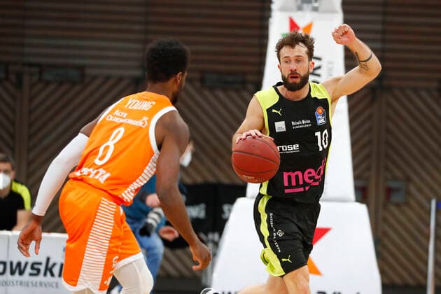26. Spieltag der easyCredit BBL Basketball Bundesliga am 03.April 2021in der Oberfrankenhalle in Bayreuth Bayern Deutschland Saison 2020-2021 Medi Bayreuth gegen RASTA Vechta Bastian Doreth (Medi Bayreuth 10) rechts Josh Young ( RASTA Vechta 8) links