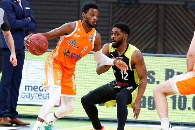 26. Spieltag der easyCredit BBL Basketball Bundesliga am 03.April 2021in der Oberfrankenhalle in Bayreuth Bayern Deutschland Saison 2020-2021 Medi Bayreuth gegen RASTA Vechta Lazeric Jones (Medi Bayreuth 12) rechts Josh Young ( RASTA Vechta 8) links